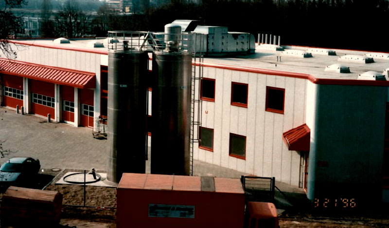Außenansicht der neuen Produktionsstätte mit großen Silos.